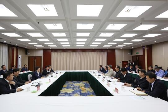 錢智民與保定市委書記黨曉龍、市長郭建英進(jìn)行座談交流