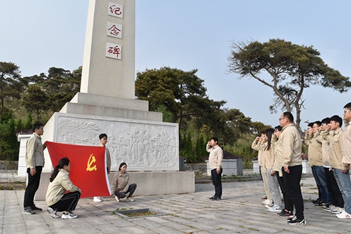 江蘇東海供電公司青年員工祭掃磨山抗戰(zhàn)紀(jì)念碑