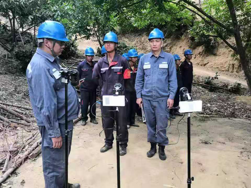 臨滄云縣供電局配電管理三所開展隱患整改，切實(shí)保障用戶用電安全