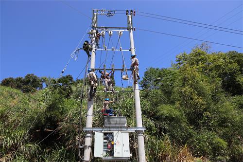 國網壽寧縣供電公司改造老舊線路讓村民用電更穩(wěn)定