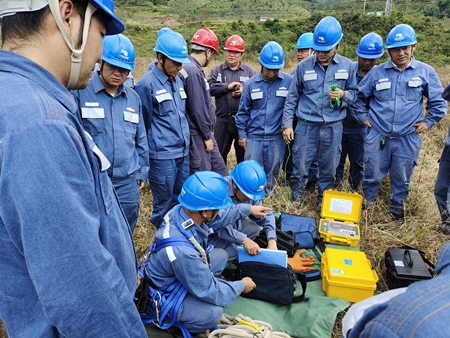 鳳慶供電局開展接地電阻儀、直流試送儀的培訓