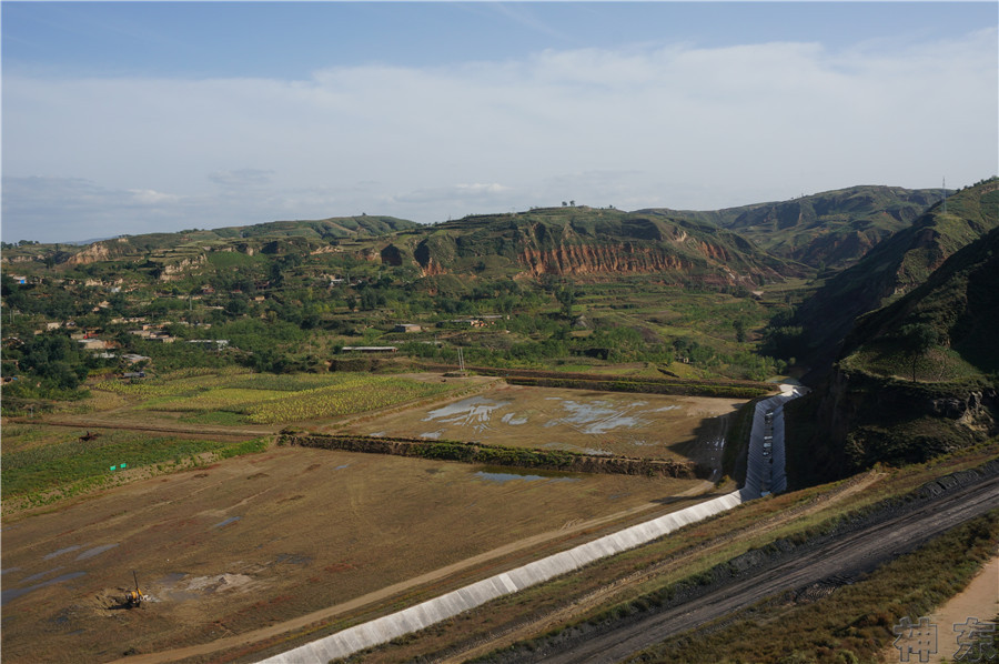 煤矸石填溝造地，千畝溝壑變良田