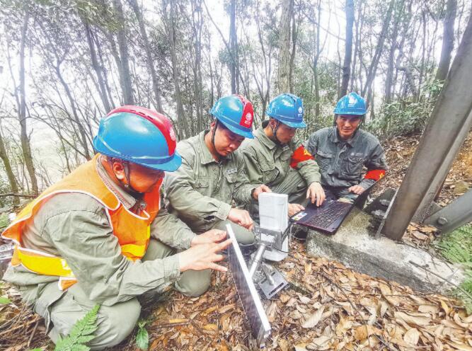 湖北咸寧供電公司：扎根運(yùn)檢一線 守護(hù)線路安全