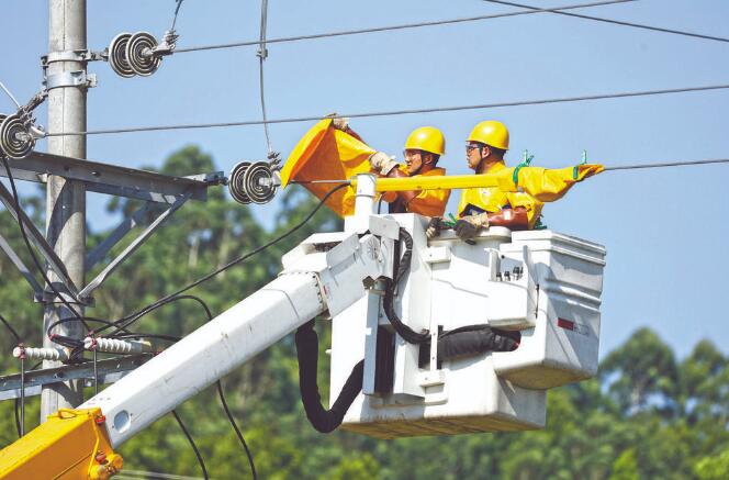 四川廣安：40攝氏度，他們帶電作業(yè)