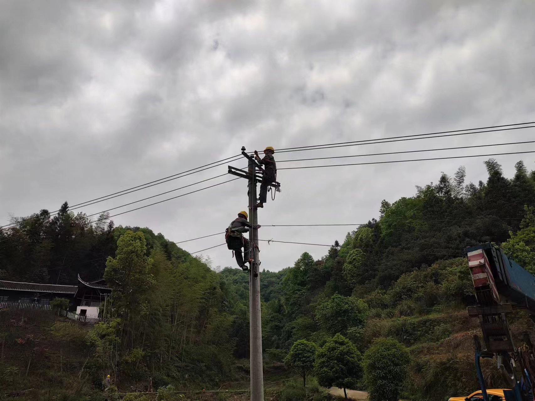 國(guó)網(wǎng)中方縣供電公司電桿移位 護(hù)航春耕