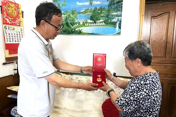 國(guó)能開遠(yuǎn)公司開展“光榮在黨50年”紀(jì)念章頒發(fā)暨 “七一”走訪慰問活動(dòng)