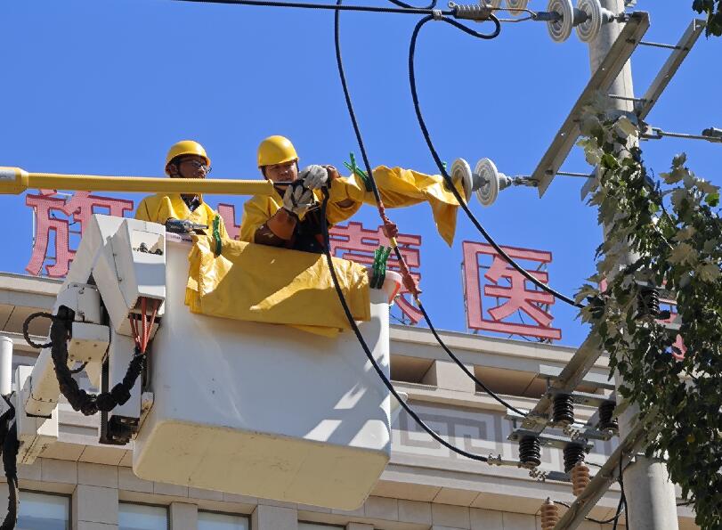 阿拉善供電公司迎夏峰帶電消缺，保醫(yī)電“汗”衛(wèi)民生