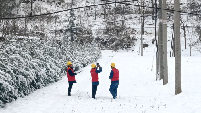 國網洛南縣供電公司冰雪巡線守護萬家燈火