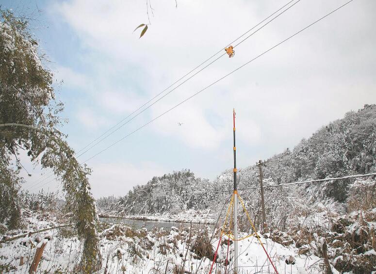 國(guó)網(wǎng)湖南電力公司假日?qǐng)?jiān)守一線 清除線路覆冰