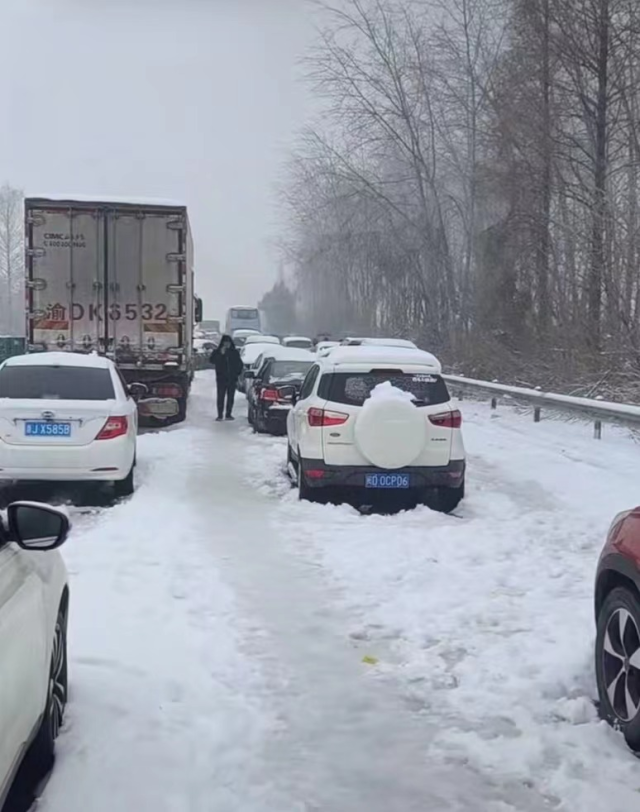 湖北凍雨暴雪導(dǎo)致高速公路堵塞，電動汽車再現(xiàn)“趴窩”