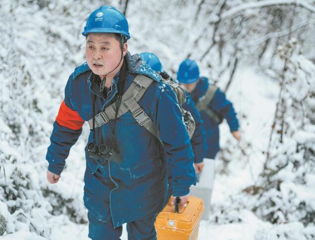 【國網楷?！恐芗t亮：巡行秦嶺深處 守護線路安全