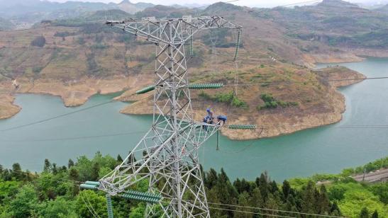 貴州興義供電局高空之上，用責(zé)任守護(hù)安全送去光明