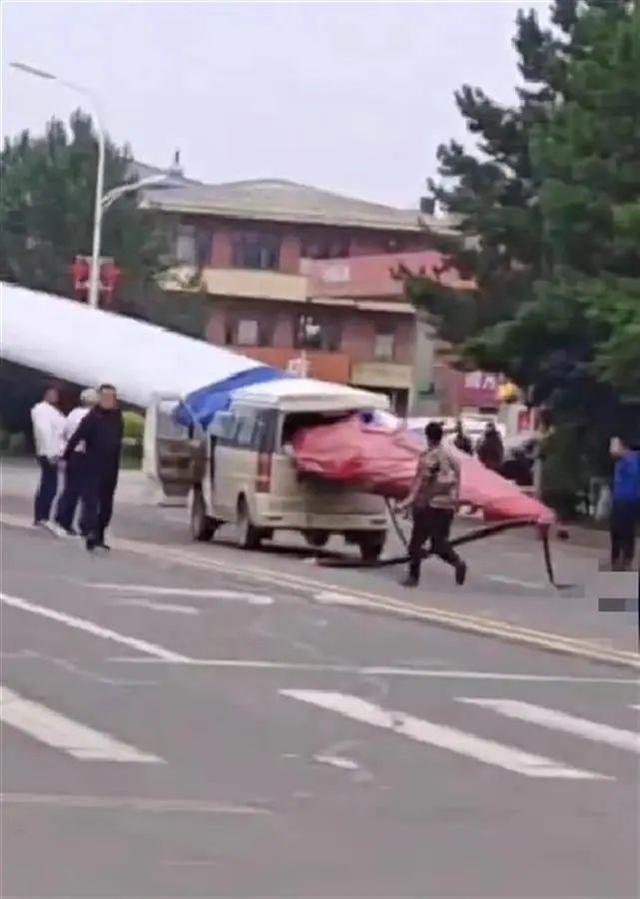 黑龍江一面包車被風電機葉片刺穿，知情人：車上載有7人