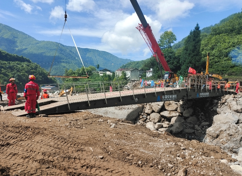 直擊雅安山洪救援 中國安能啟用機(jī)械化橋搶通關(guān)鍵道路