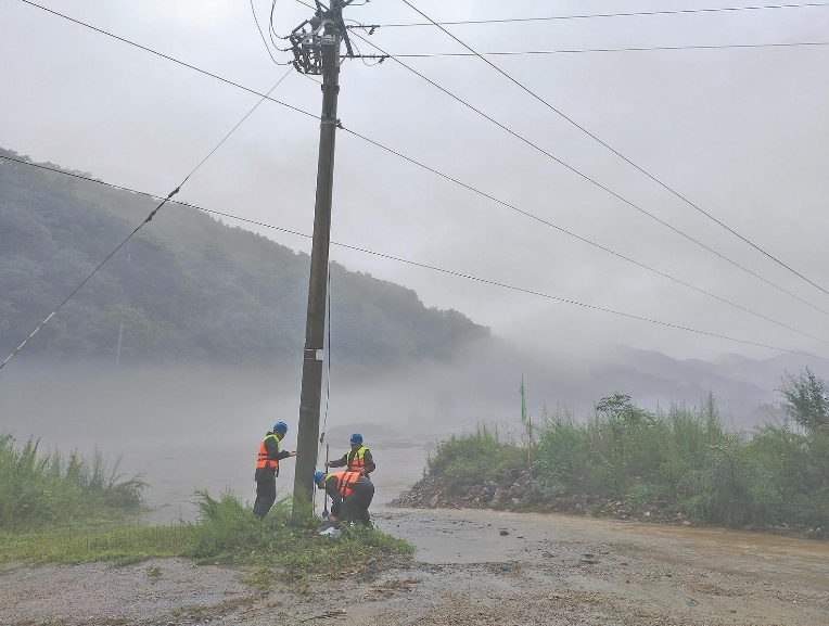 國網吉林電力公司調度搶修力量 應對強降雨考驗