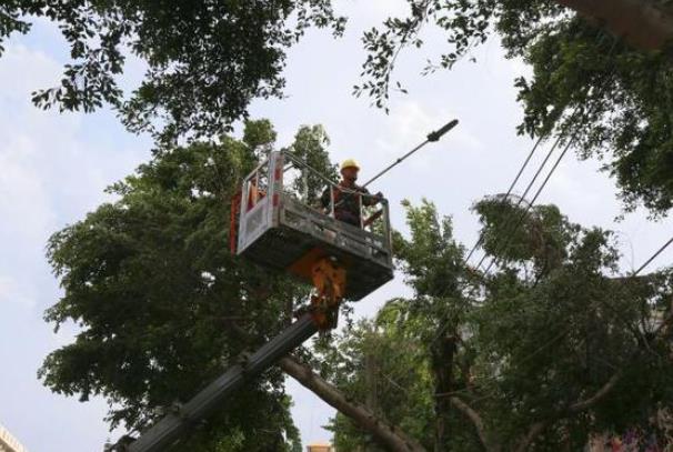 海南電網(wǎng)搶修攻堅，70余萬戶等待電力恢復