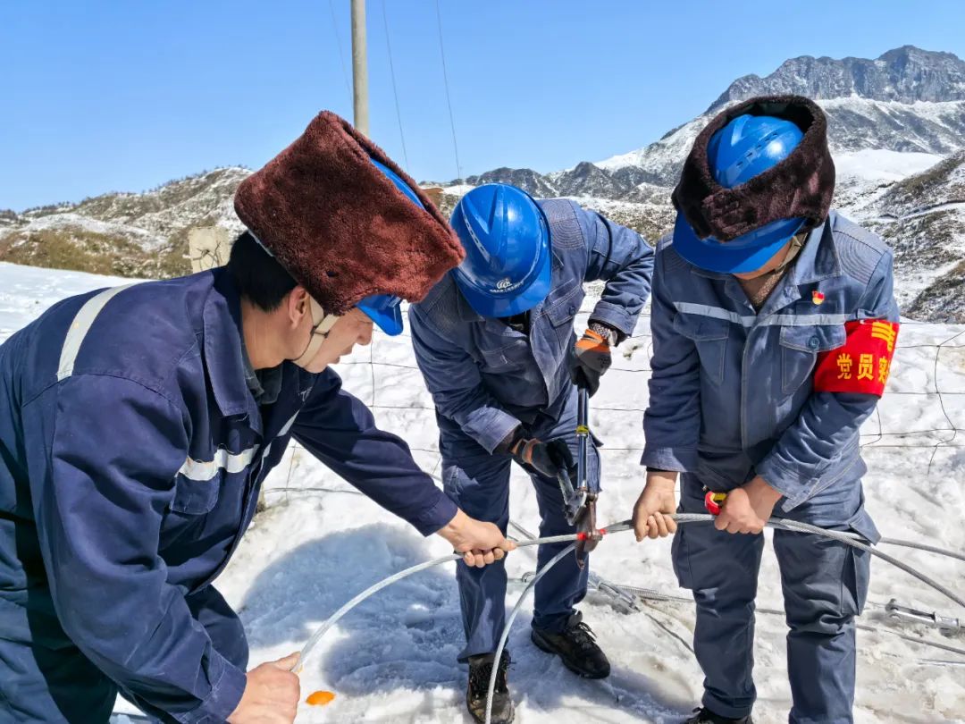 云南昭通永善供電局“迎寒而上” 全力守護(hù)萬家燈火