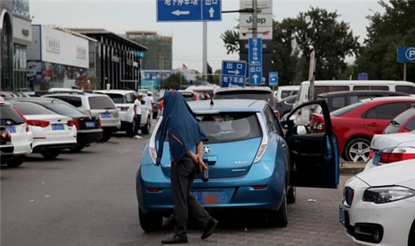 一年新車對(duì)折賣 新能源二手車何去何從？