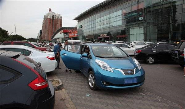 一年新車對(duì)折賣 新能源二手車何去何從？