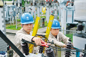 一專多能的藍領專家——記全國五一勞動獎章獲得者、安徽銅陵供電公司洪衛(wèi)華